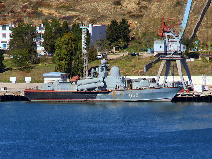 Ракетный катер Р-109 у причала в Севастопольcкой бухте