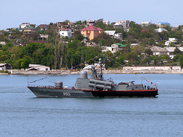 Ракетный катер "Р-239" с флагами расцвечивания в Севастопольской бухте