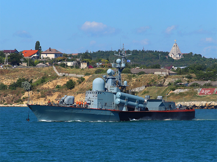 Ракетный катер "Набережные Челны" Черноморского флота на ходу в Севастопольской бухте