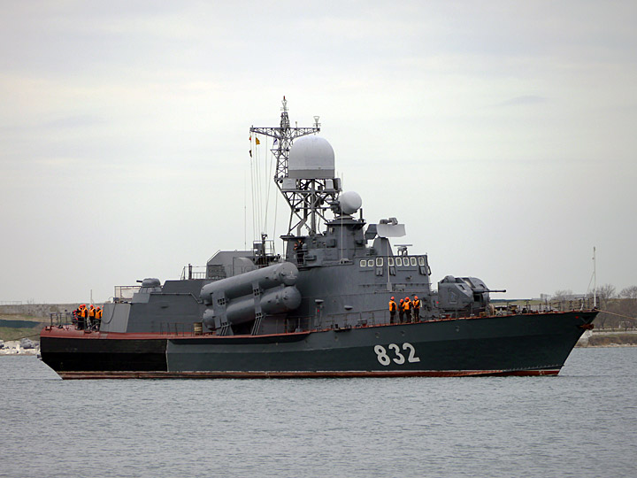 Буксировка ракетного катера "Р-32" Черноморского Флота