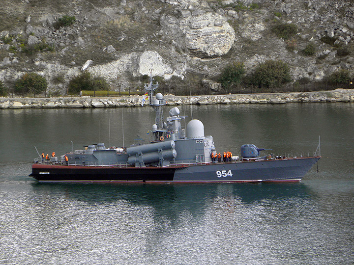 Ракетный катер "Ивановец" в Севастопольской бухте