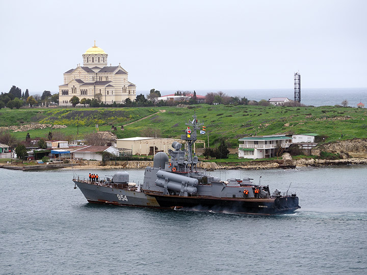 Ракетный катер "Ивановец" в Карантинной бухте Севастополя