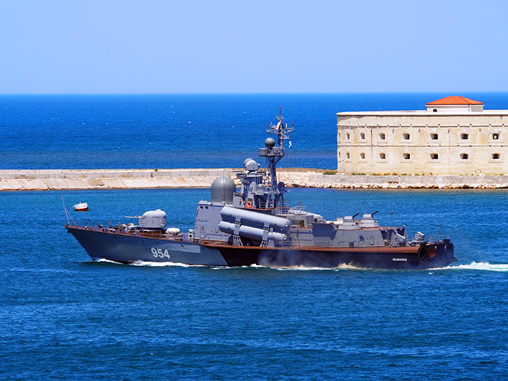 Ракетный катер "Ивановец" на ходу в Севастопольской бухте
