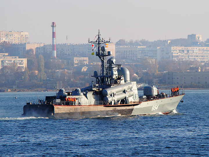 Ракетный катер "Ивановец" заходит в Севастопольскую бухту