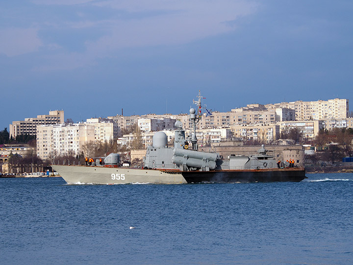 Ракетный катер "Р-60" на ходу в Севастопольской бухте