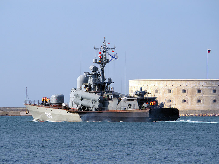 Ракетный катер "Р-60" в Севастопольской бухте