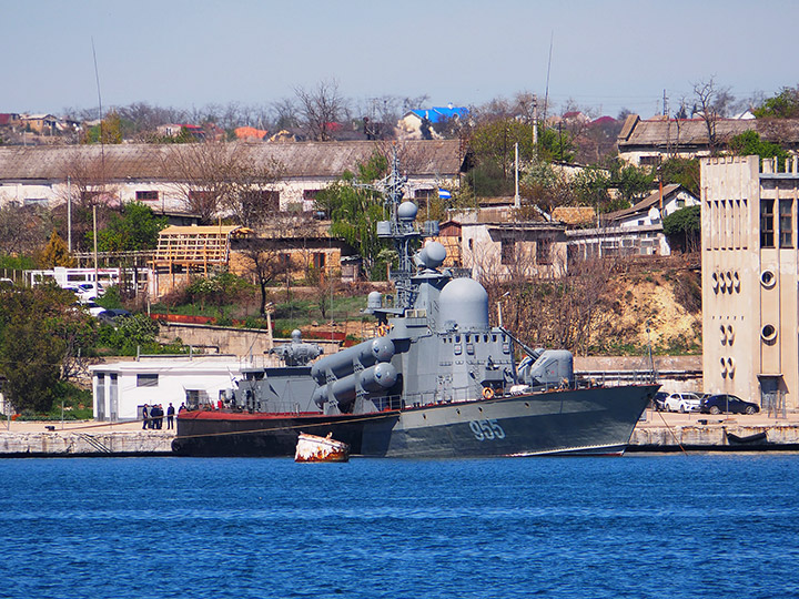 Ракетный катер "Р-60" у причала в Севастопольской бухте