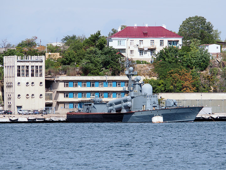 Ракетный катер "Р-60" у причала в Севастопольской бухте