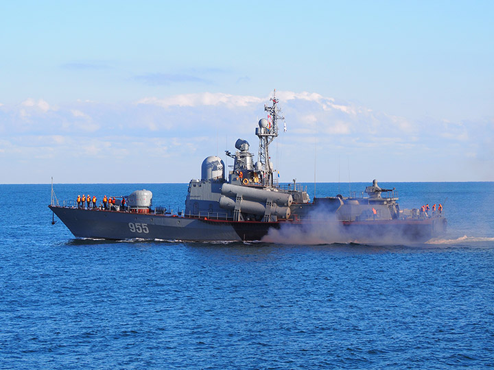 Ракетный катер "Р-60"выходит из Севастопольской бухты в море