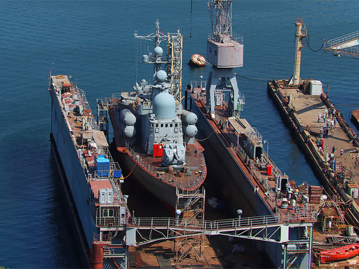 Ракетный катер Р-60 Черноморского флота в плавучем доке
