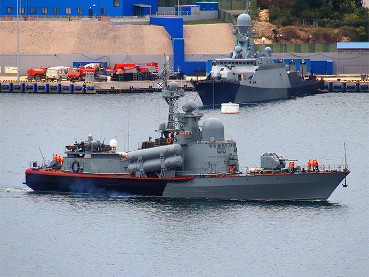 Ракетный катер Р-60 ЧФ РФ на ходу в Севастопольской бухте