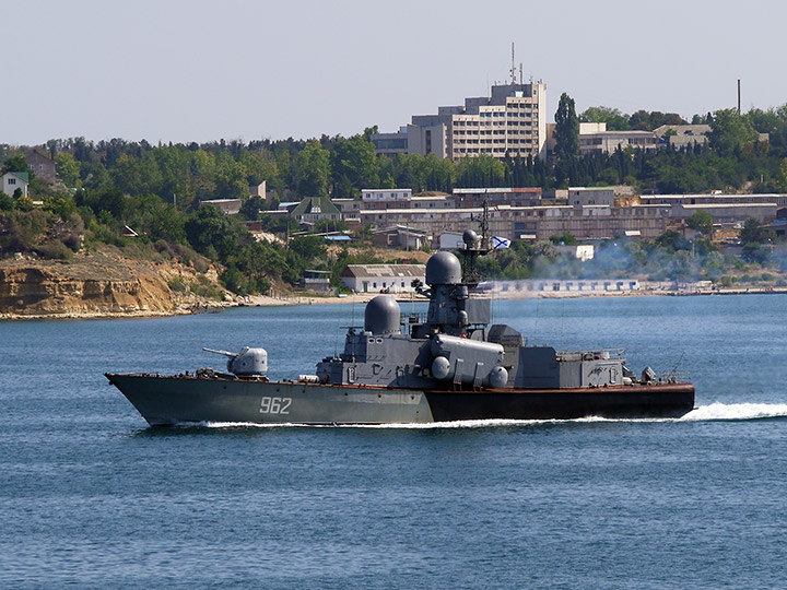 Ракетный катер "Р-71" проходит по Севастопольской бухте