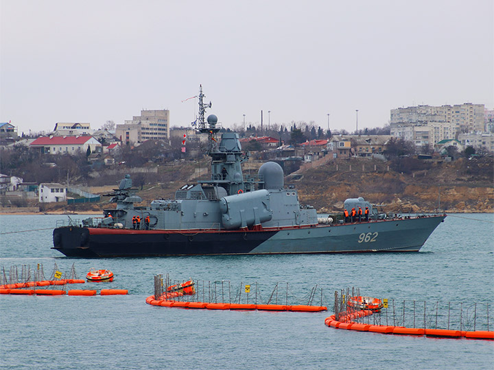 Буксировка ракетного катера "Шуя" Черноморского флота