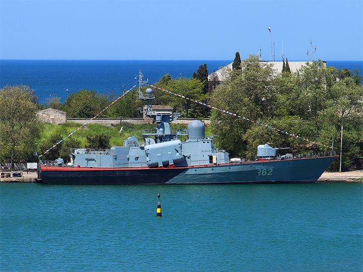 Ракетный катер "Шуя" Черноморского флота с флагами расцвечивания
