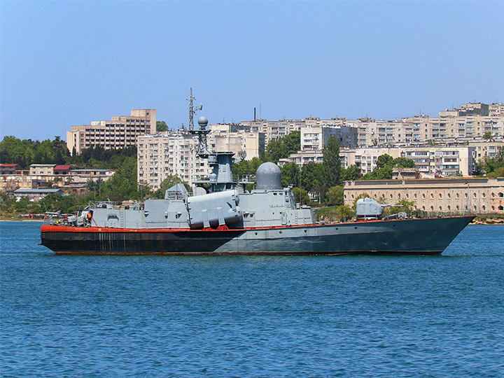 Буксировка списанного ракетного катера "Шуя" по Севастопольской бухте