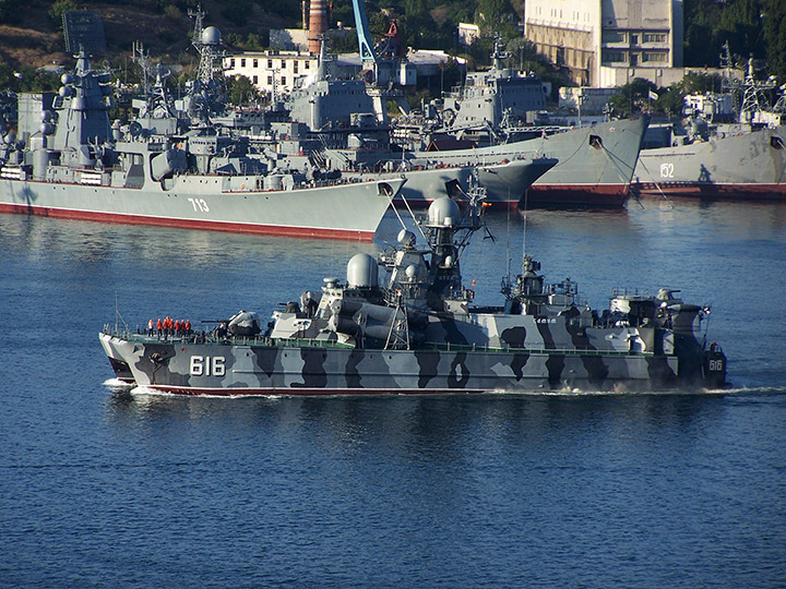 Ракетный корабль на воздушной подушке "Самум" на фоне кораблей Черноморского флота