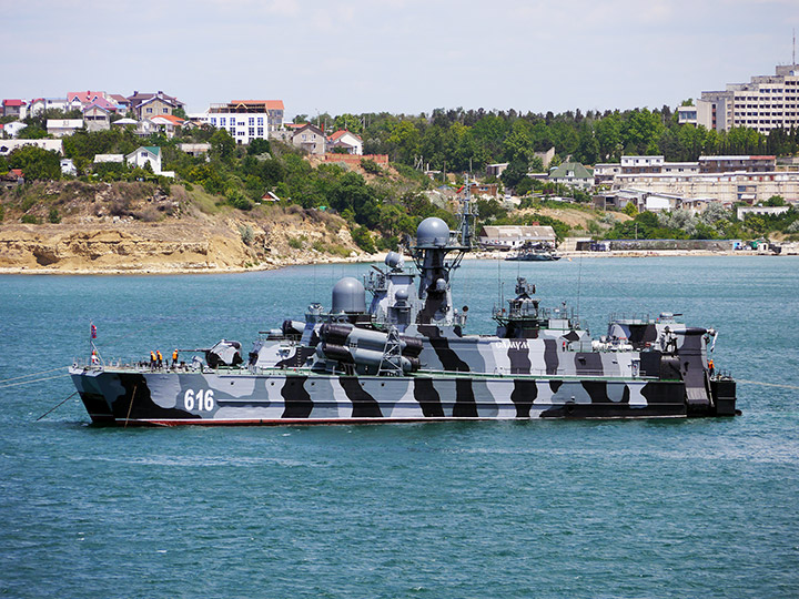 РКВП "Самум" на бочках в Севастопольской бухте