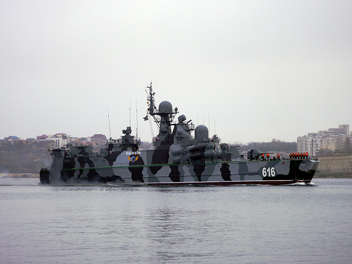 РКВП "Самум" проходит по Севастопольской бухте