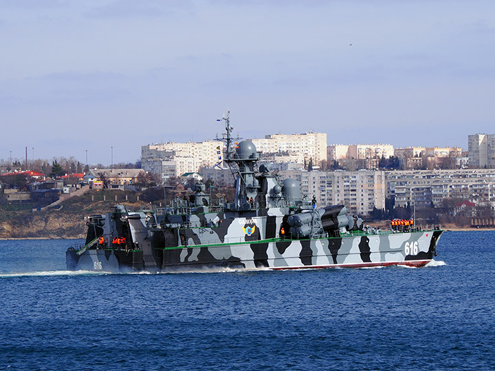 Ракетный корабль на воздушной подушке "Самум" заходит в Севастопольскую бухту