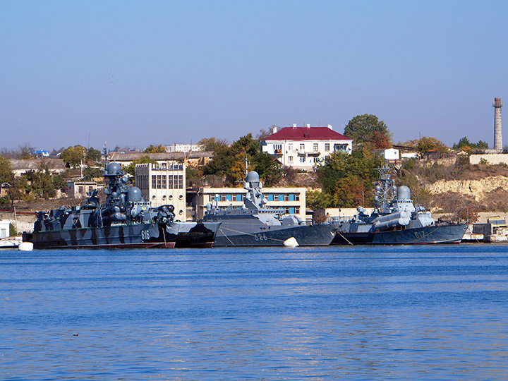 Ракетный корабль на воздушной подушке "Самум" и малые ракетные корабли "Орехово-Зуево" и "Мираж"