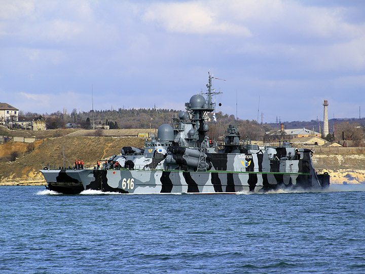 Ракетный корабль на воздушной подушке "Самум" проходит по Севастопольской бухте