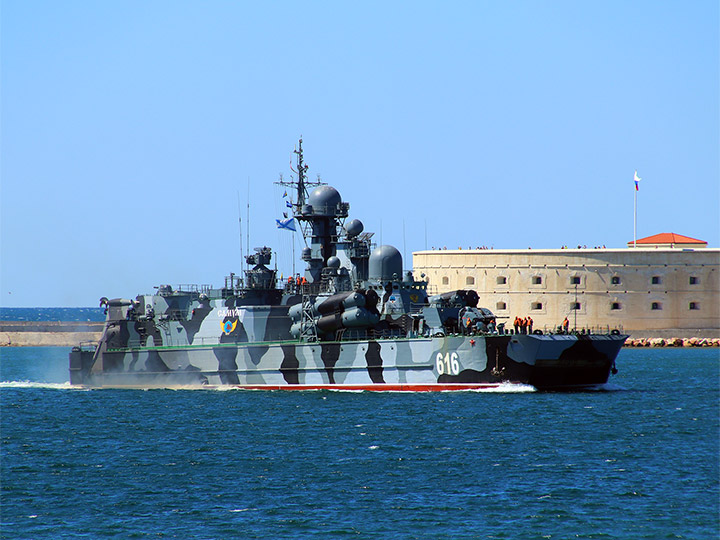 оРакетный корабль на воздушной подушке "Самум" на фоне Константиновской батареи, Севастополь