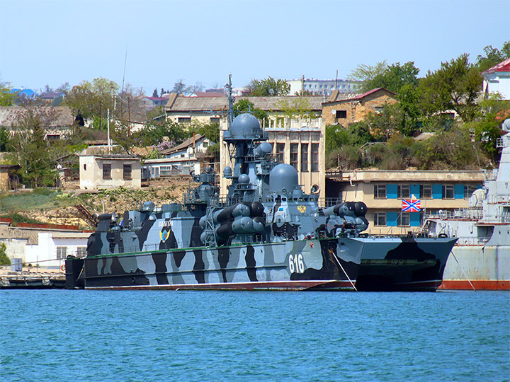 Ракетный корабль на воздушной подушке "Самум" у причала в Севастопольской бухте