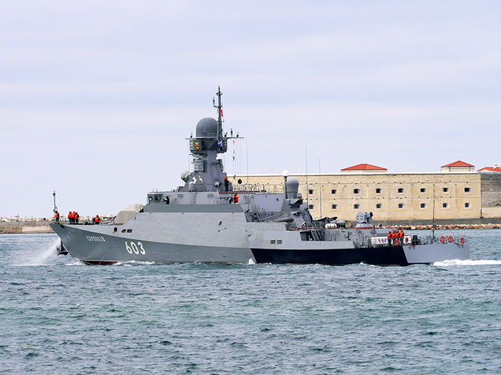 Малый ракетный корабль "Серпухов" выходит из Севастопольской бухты