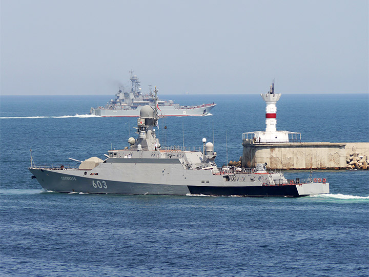 Малый ракетный корабль "Серпухов" на репетиции Военно-морского парада