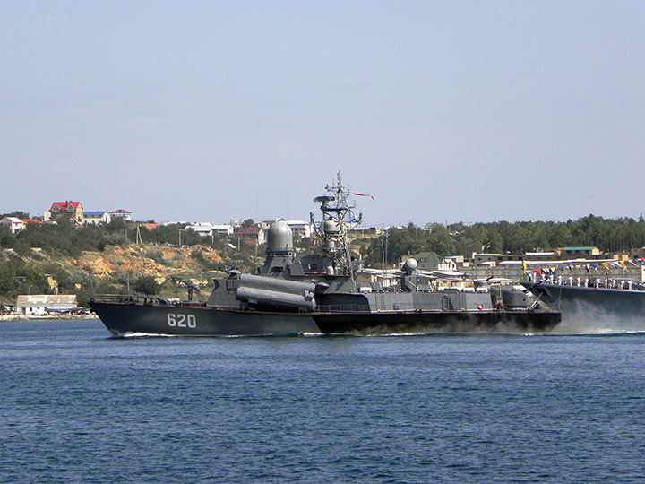 Малый ракетный корабль "Штиль" на прохождении в Севастопольской бухте