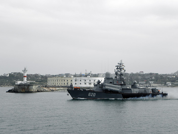 Малый ракетный корабль "Штиль" на выходе из Севастопольской бухты