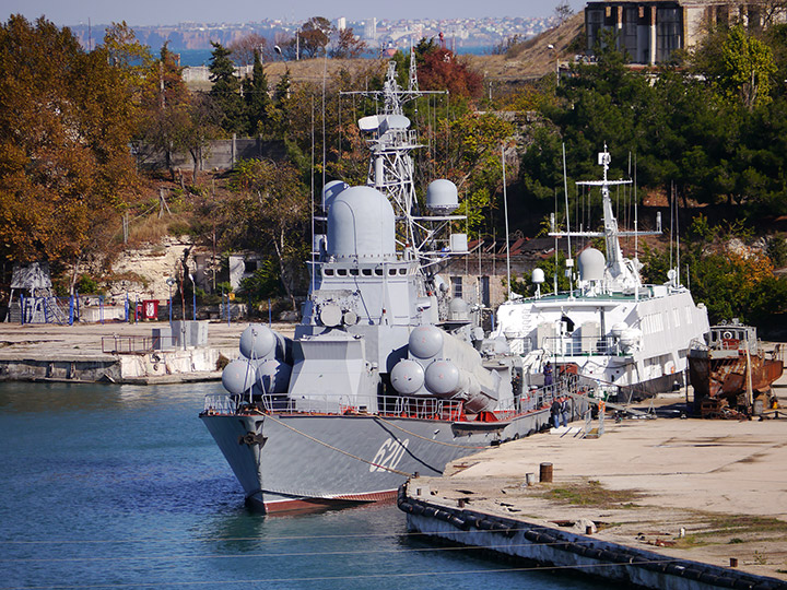 Малый ракетный корабль "Штиль" в Карантинной бухте Севастополя