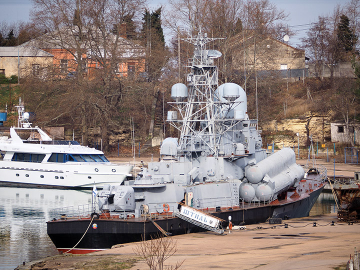 Малый ракетный корабль "Штиль" в Карантинной бухте Севастополя