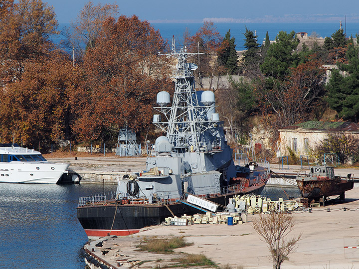 Разоруженный малый ракетный корабль "Штиль" в Карантинной бухте Севастополя