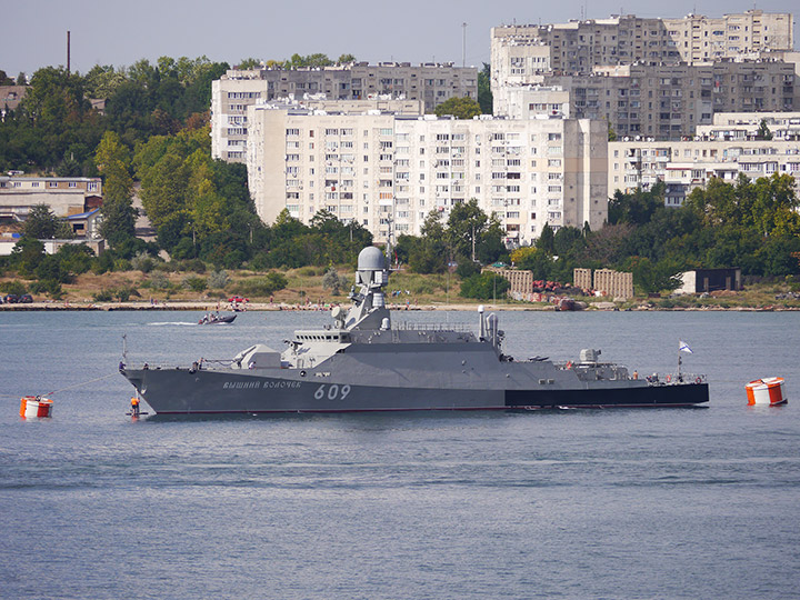 Малый ракетный корабль "Вышний Волочек" в Севастопольской бухте