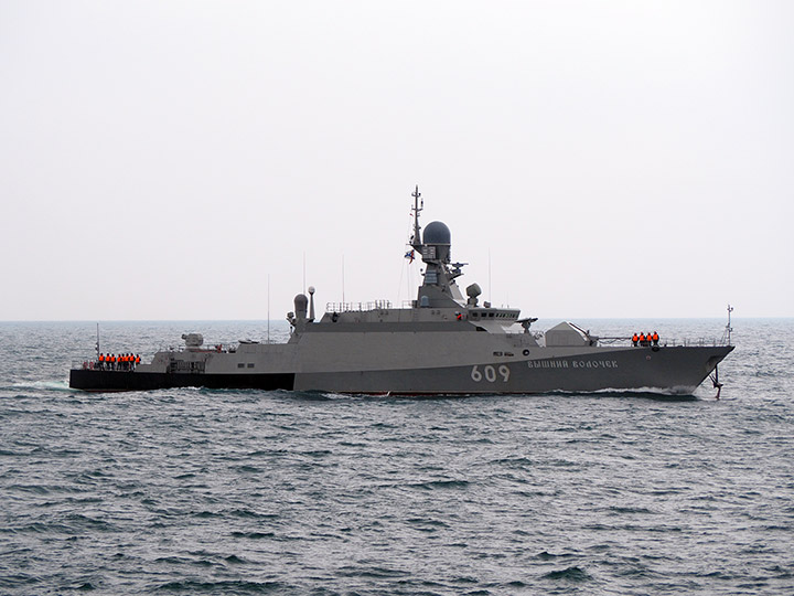 Малый ракетный корабль "Вышний Волочек" возвращается в Севастополь с выхода в море