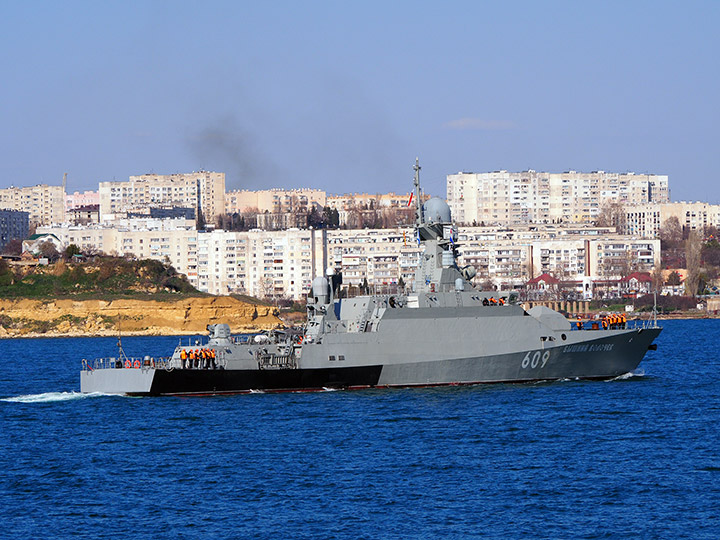 Малый ракетный корабль "Вышний Волочек" заходит в Севастопольскую бухту