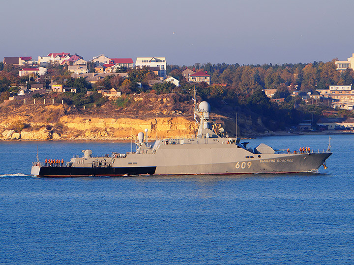 Малый ракетный корабль "Вышний Волочек" в Севастопольской бухте