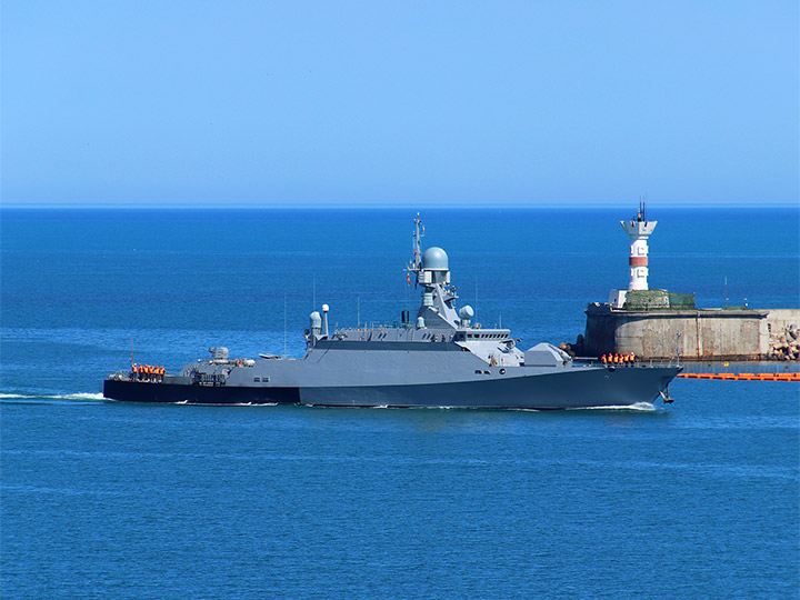 Малый ракетный корабль "Вышний Волочек" ЧФ РФ заходит в Севастопольскую бухту