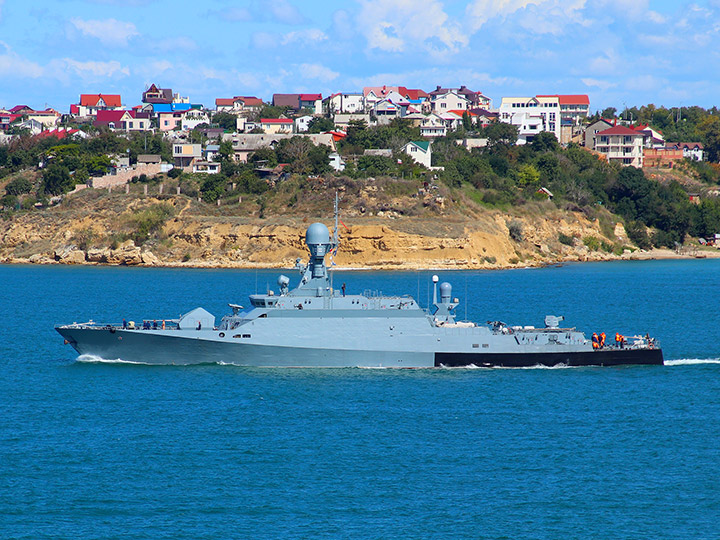 Малый ракетный корабль "Вышний Волочек" проходит по Севастопольской бухте