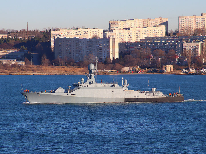 Малый ракетный корабль "Вышний Волочек" на фоне Северной стороны Севастополя