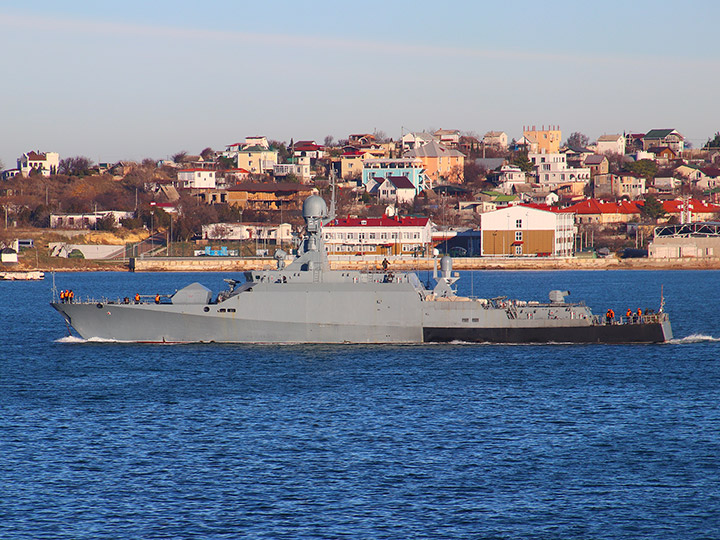 Малый ракетный корабль "Вышний Волочек" выходит из Севастопольской бухты