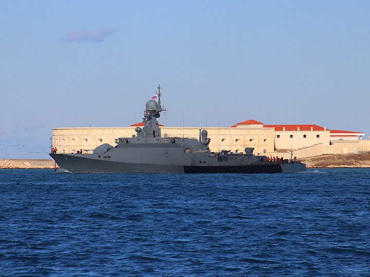 Малый ракетный корабль "Вышний Волочек" на фоне Константиновской батареи в Севастополе