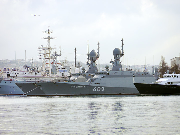 Малый ракетный корабль "Зеленый Дол" у причала Морвокзала в Севастополе
