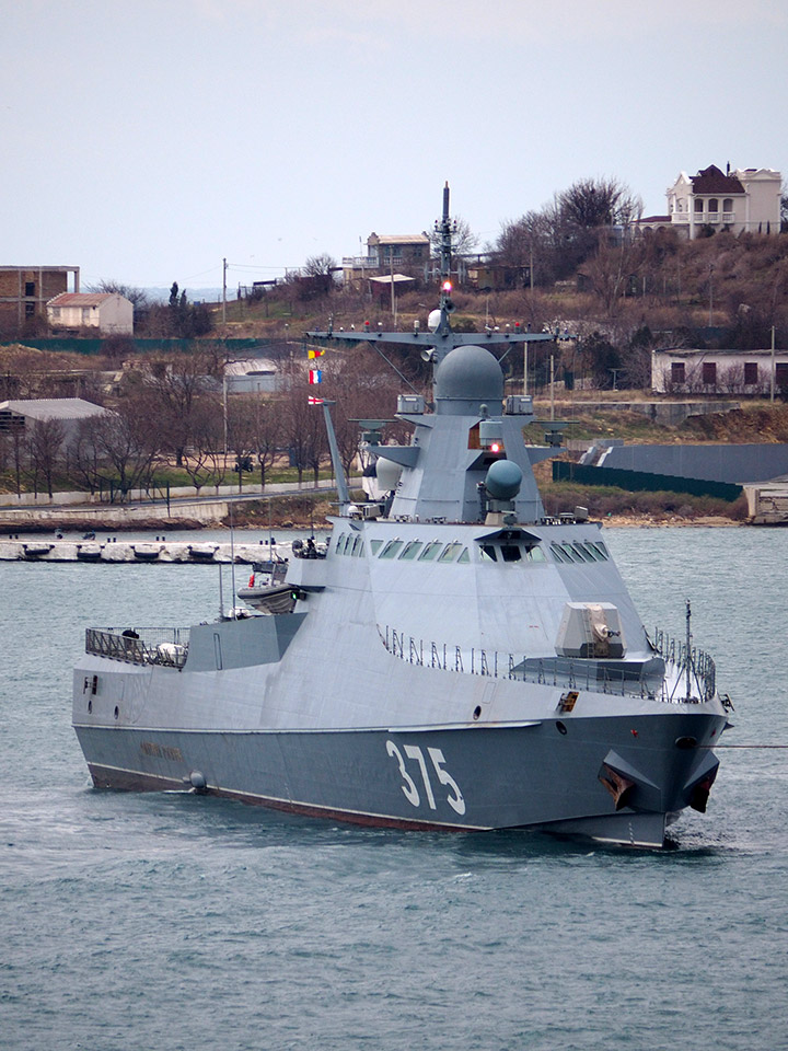 Патрульный корабль "Дмитрий Рогачев" в Севастопольской бухте