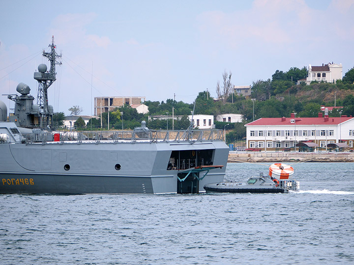 Кормовая часть патрульного корабля "Дмитрий Рогачев" и его десантно-штурмовая лодка