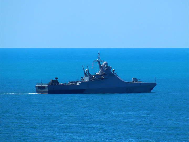 Патрульный корабль "Дмитрий Рогачев" в море с установленным на вертолетной площадке ЗРК "Тор-М2КМ"
