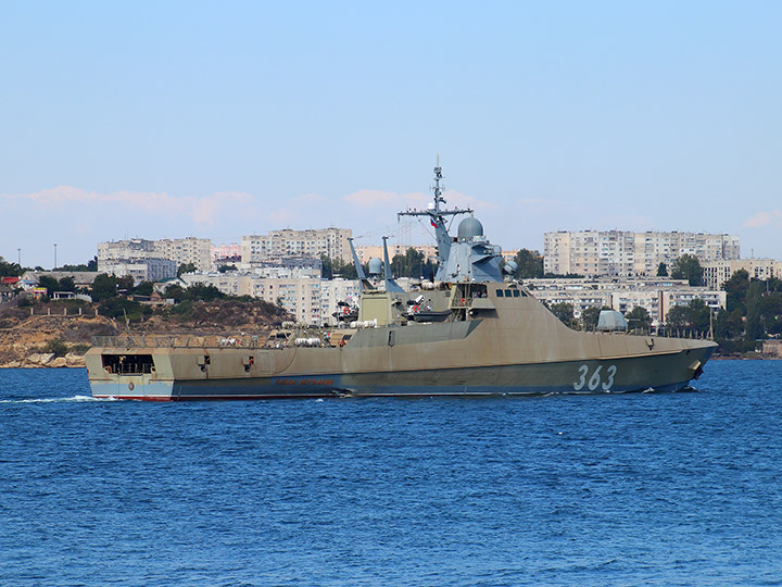 Патрульный корабль "Павел Державин" заходит в Севастопольскую бухту