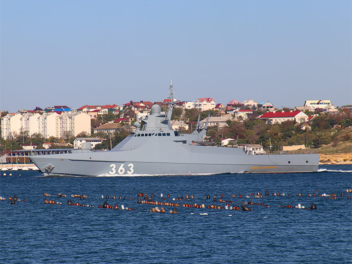 Патрульный корабль "Павел Державин" на ходу в Севастопольской бухте