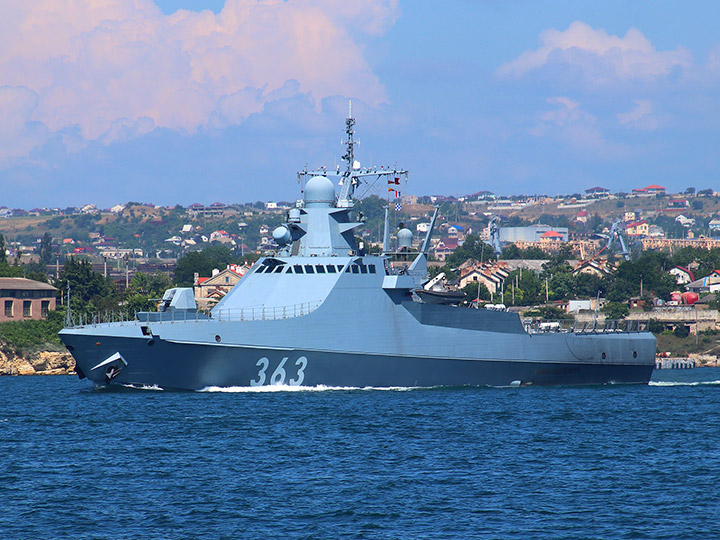 Патрульный корабль "Павел Державин" в Севастопольской бухте